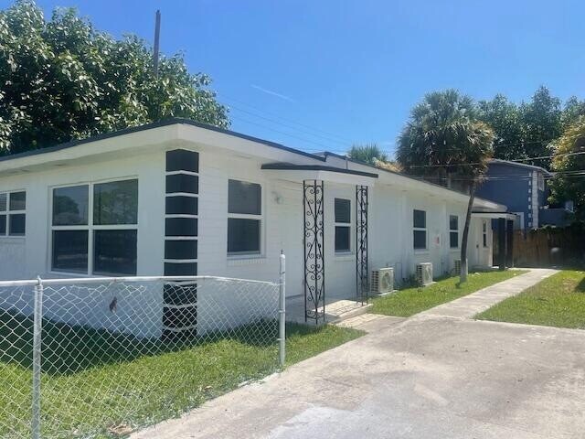 Building Photo - 304 N Tamarind Ave