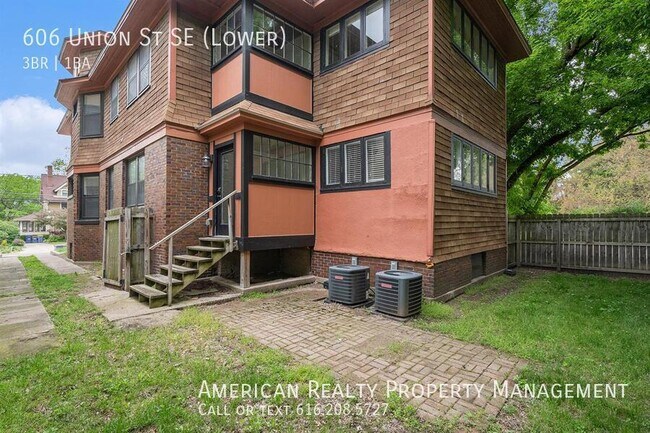 Building Photo - 606 Union Ave NE