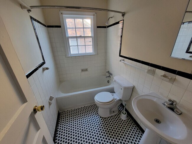 Building Photo - 2807 Spring Garden St