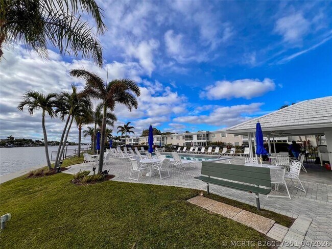 Building Photo - 6475 Bay Club Dr