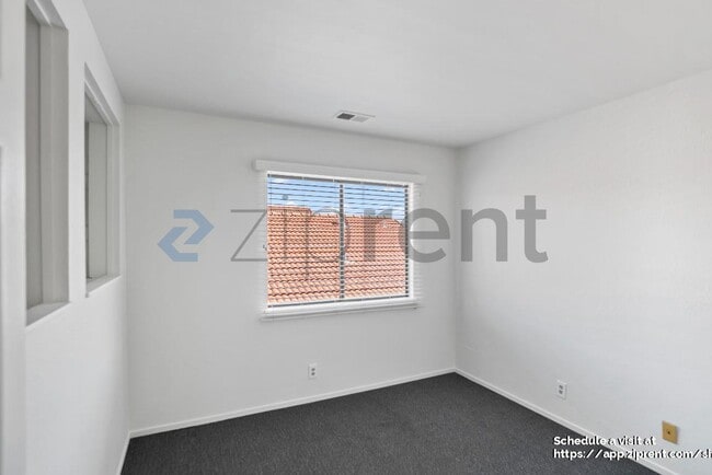Building Photo - 740 Hollyhock Dr