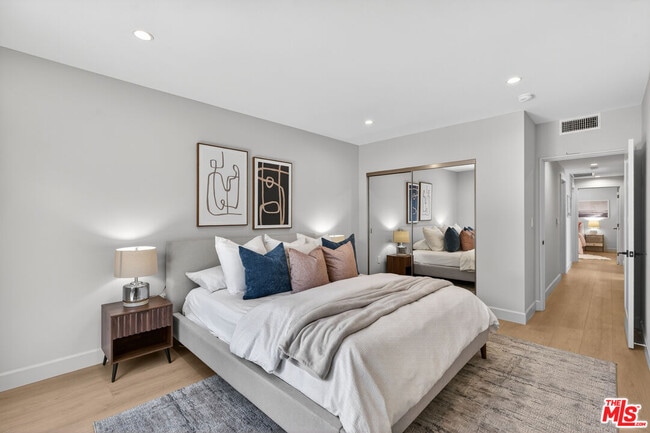 Building Photo - 2931 S Bronson Ave