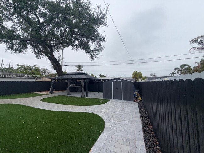 Building Photo - 6619 SW 2nd Ct