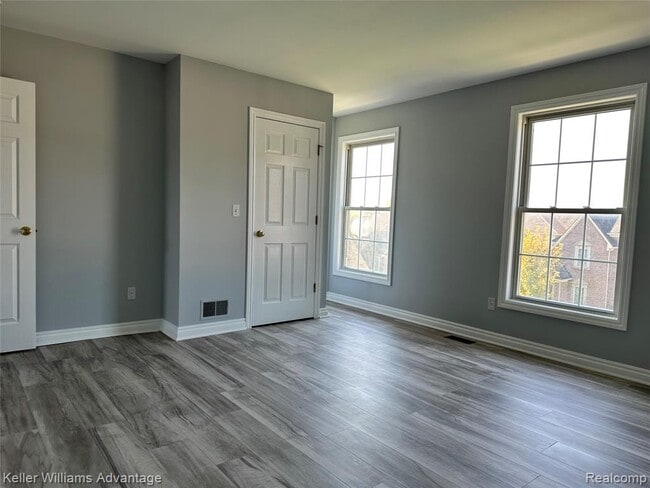 Building Photo - 1627 E Lakeview Ln