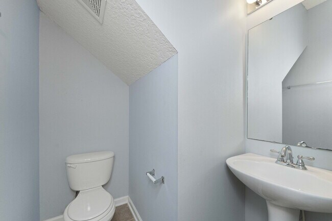 Building Photo - Charming 3BR Townhouse with Garage & Priva...