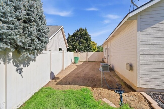Building Photo - 3053 E Calabria Dr