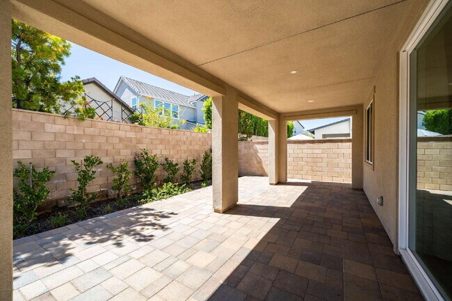 Building Photo - Luxury Living at The Farm