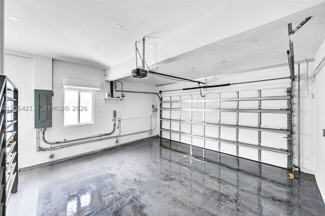 Building Photo - 1080 NE 104th St