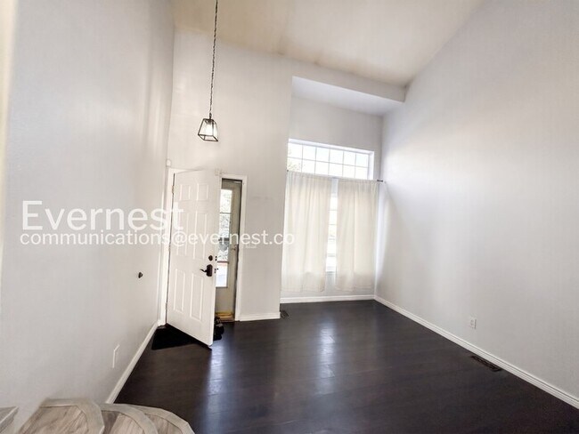 Building Photo - 4 Bed, 3.5 Bath Home with Fenced Yard & Garage / Available Soon!