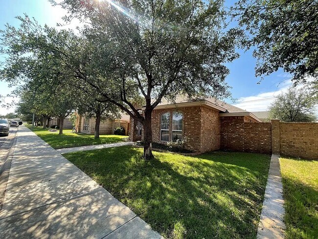 Building Photo - Comfy 3 bd/2 bth home in quiet neighborhood. Walk to the grocery store. 10 minutes to downtown. A...