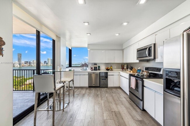 Building Photo - 1000 Venetian Way