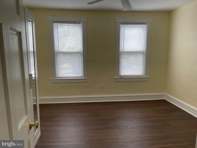 Building Photo - 301 E Linden St
