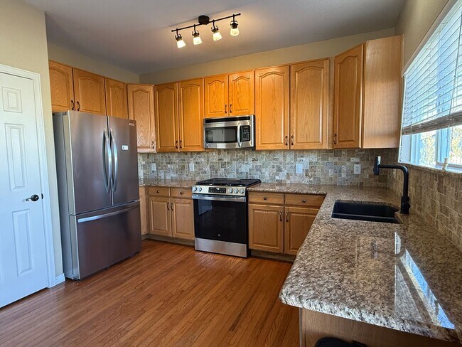 Building Photo - Beautiful 3 Bed / 3 Bath Home in Desirable D49!