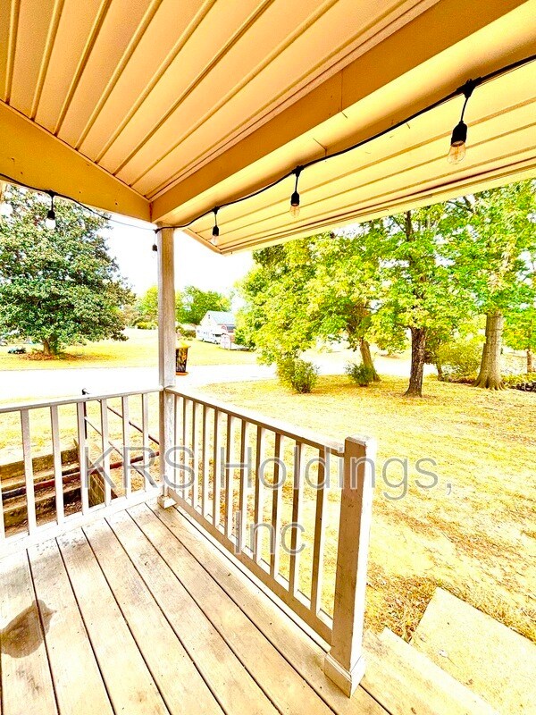 Building Photo - 2400 Forest Dr