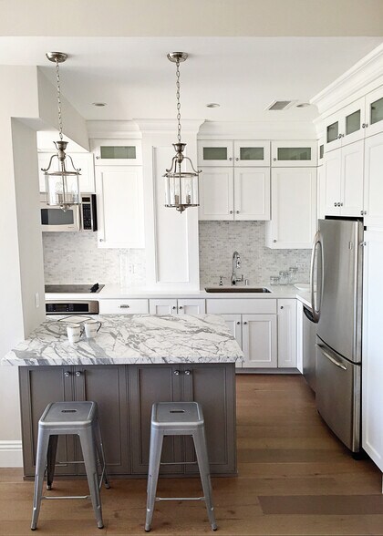 Kitchen w/ Custom Cabinety - 10501 Wilshire Blvd