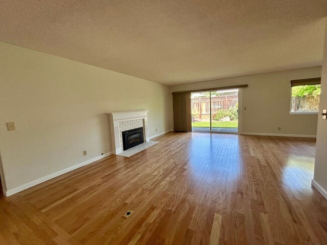 Building Photo - Welcome to this charming 3-bedroom, 2-bath home located in a desirable Oakmont 55+ adult community