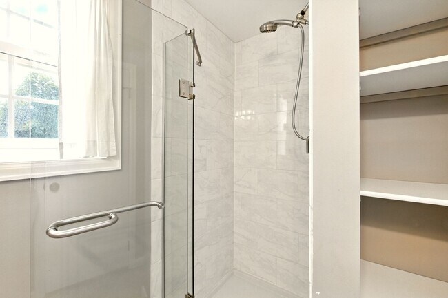 Building Photo - Tri-Level 3 Bedroom 2 Bath Large Backyard ...