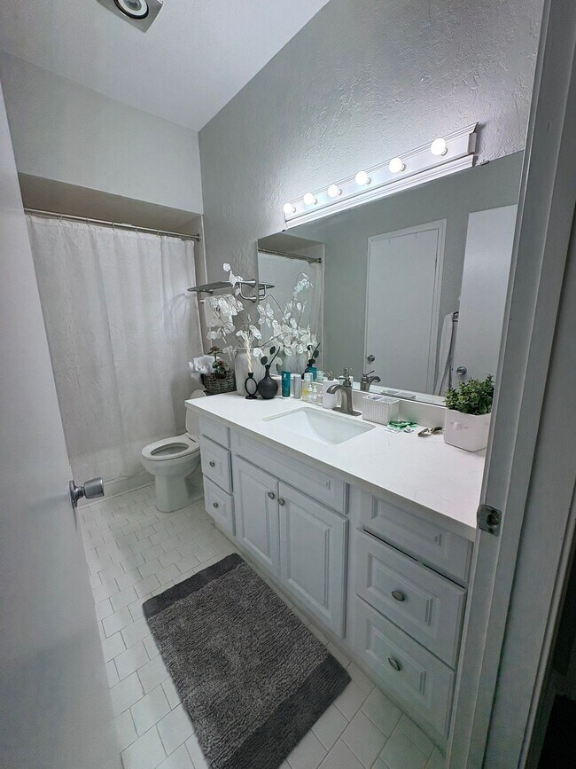 Building Photo - 2475 Underwood St