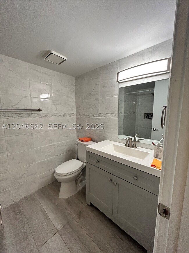 Building Photo - 9421 Fontainebleau Blvd