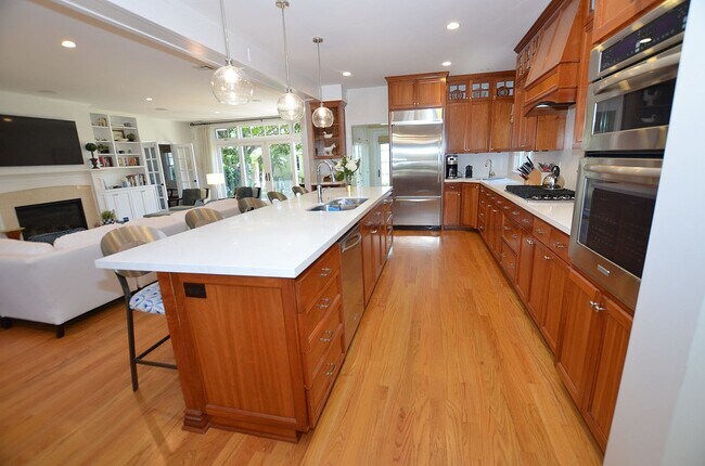 Building Photo - Charming Vacation Home, Furnished 4Bd/3.5Ba Home