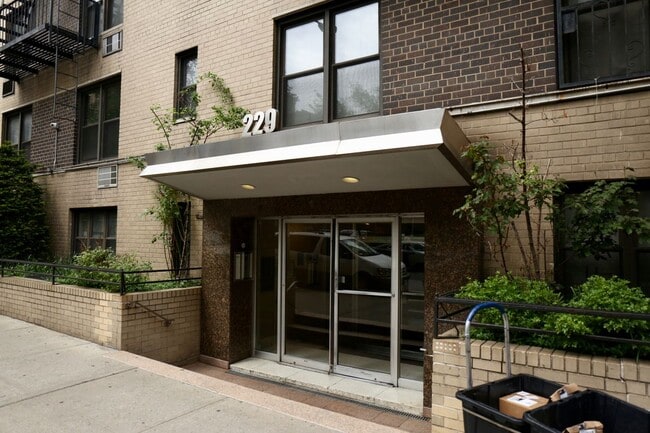 Building Photo - 229 E 28th St