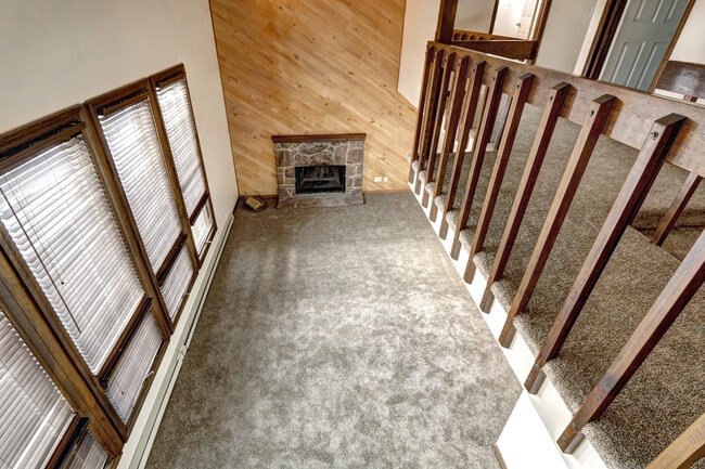 Building Photo - Unique, Rustic, and Spacious Living! Walk ...