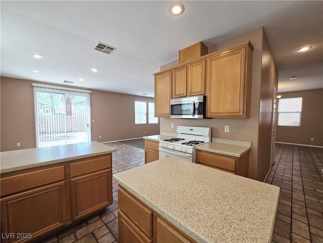 Building Photo - 10865 Wallflower Ave
