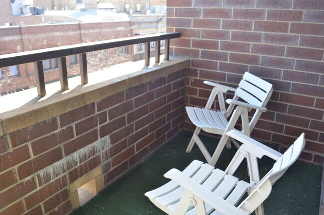 Building Photo - Wrigleyville 2 bedroom with balcony with s...