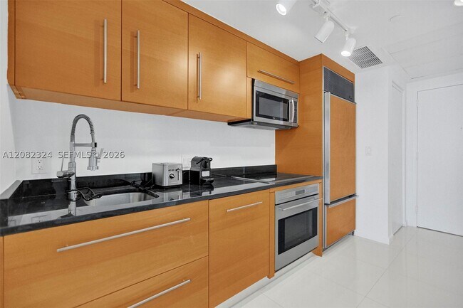 Building Photo - 475 Brickell Ave