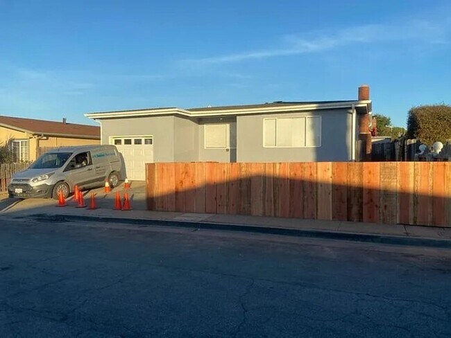 Sunny Seaside 3 Bedroom House - December Move In Special $500 Off First Months Rent! - Sunny Seaside 3 Bedroom House -  December Move In Special $500 Off First Months Rent!