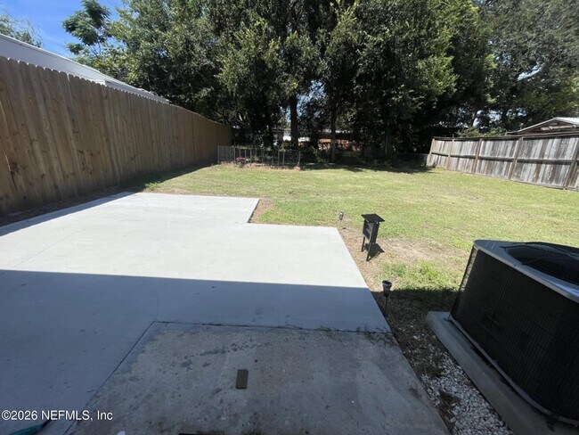 Building Photo - 5949 Maple Leaf Dr E