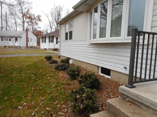 Building Photo - 117 Anderson Ave