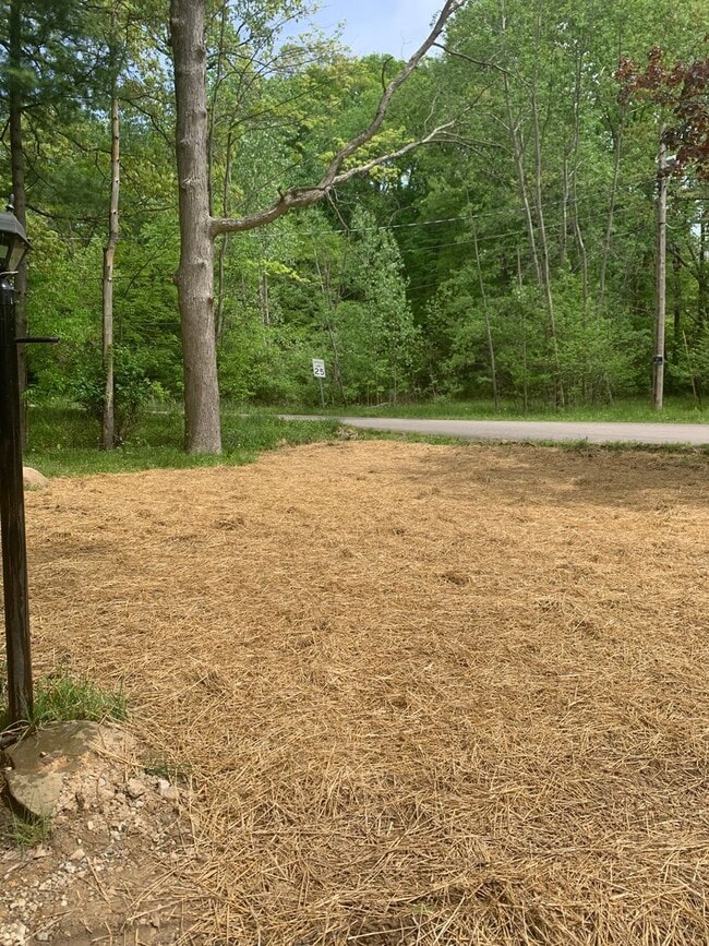 Building Photo - MADISON RANCH WITH 2 BATHS!