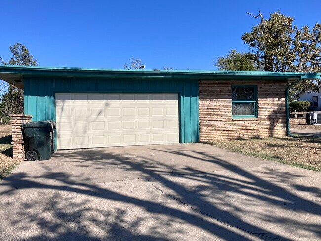 Building Photo - 602 N Sioux Ave