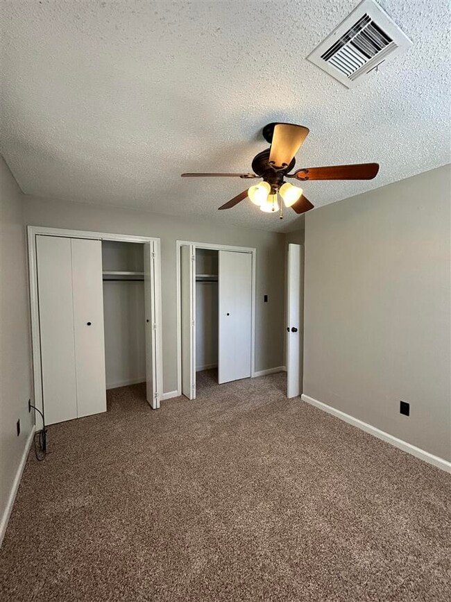 Building Photo - 6428 NW Arrowhead Dr