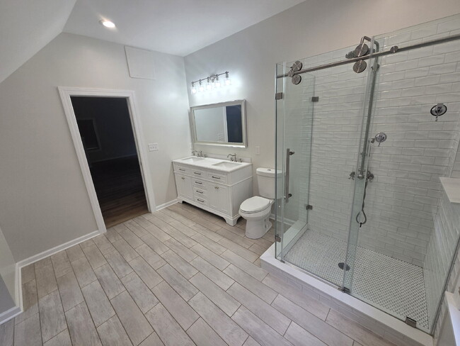 Building Photo - "3-Bed Home on Briarwood Rd: Spacious 1895...