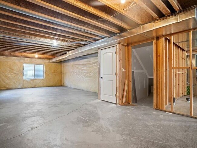 Building Photo - West Jordan 3 bed 2 bath Family home