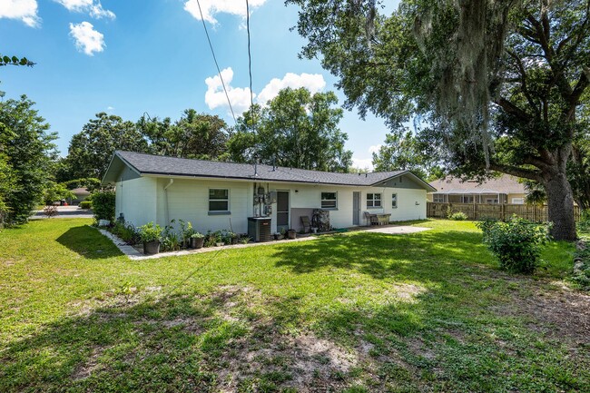 Building Photo - Beautiful 4/3 home With Attached Mother In...