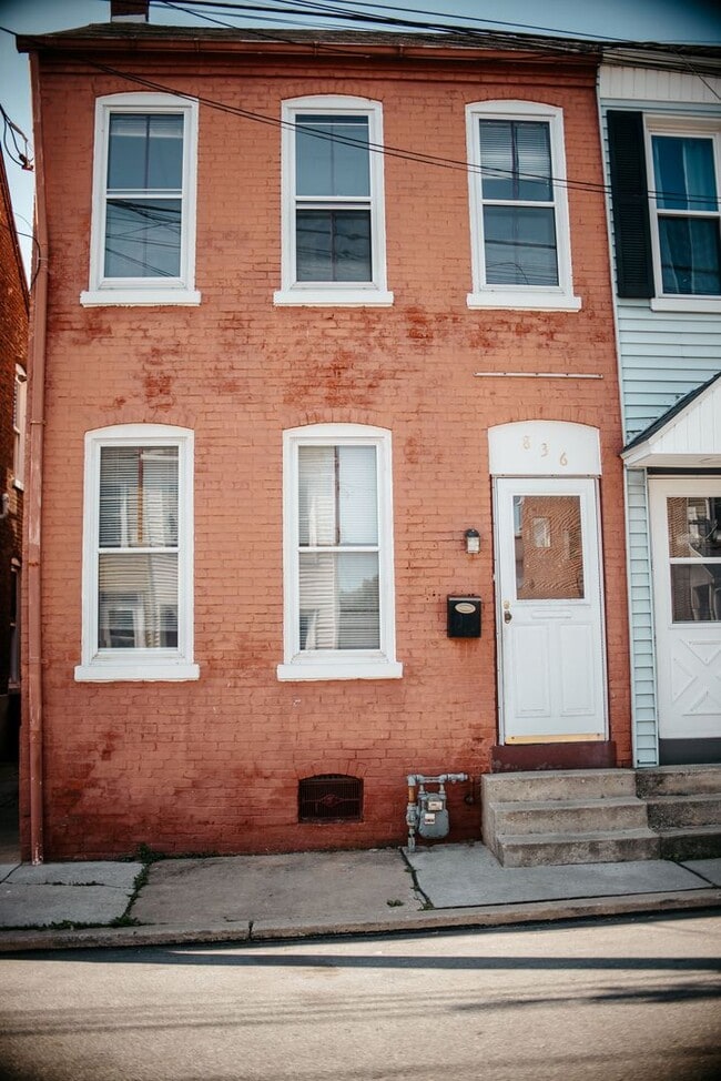 Building Photo - 3 Bedroom, 2 Bath Rown Home, 1st Floor Features 1 Bed and 1 Bath