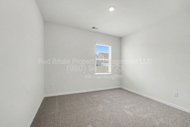 Building Photo - 136 Mdw Vw Dr