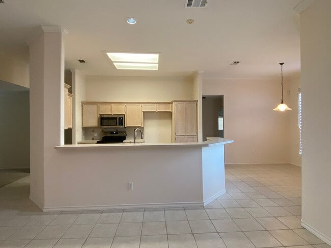Building Photo - AFFORDABLE ISLAND LIVING!