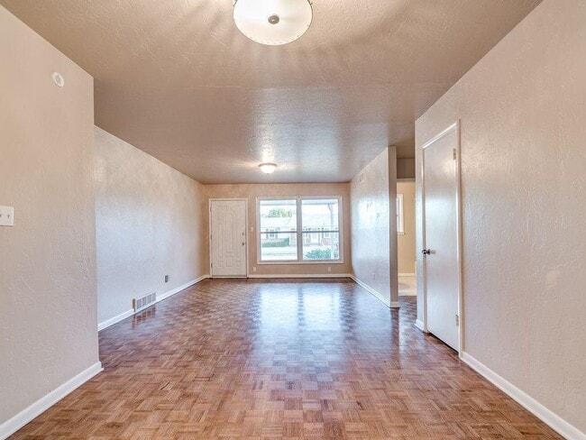 Building Photo - 2640 Manchester Dr