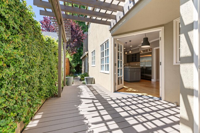 Building Photo - Contemporary Home in Desirable Community C...