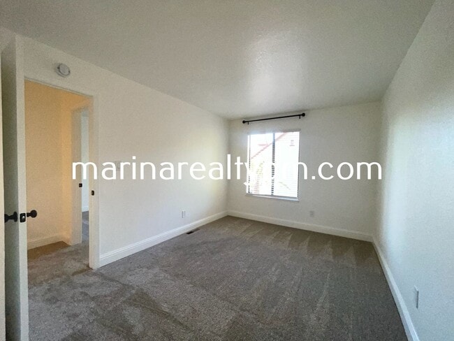Building Photo - Two Story Crockett Condo Two-Off Street Pa...