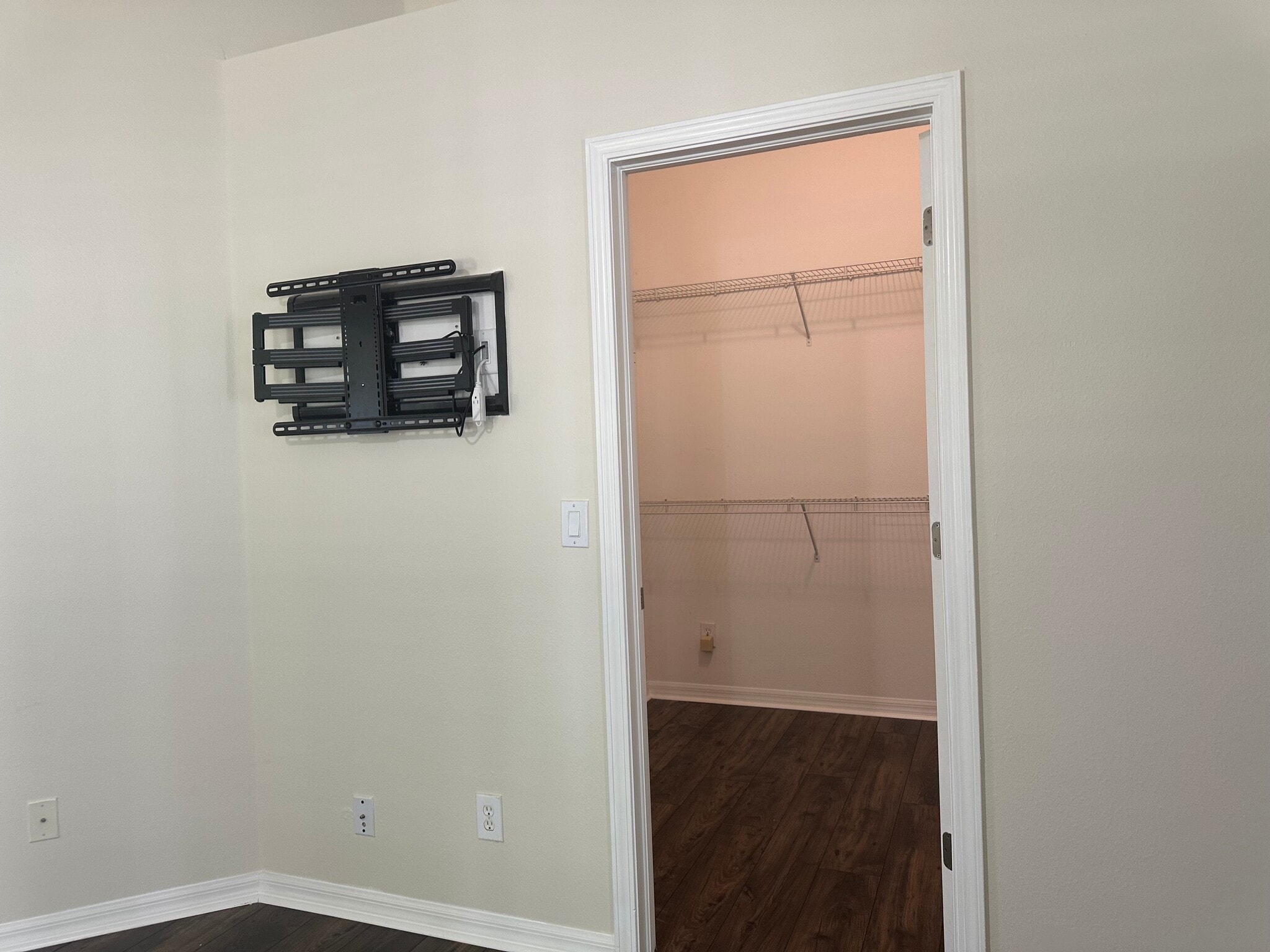 Building Photo - 3145 Dunstable Dr