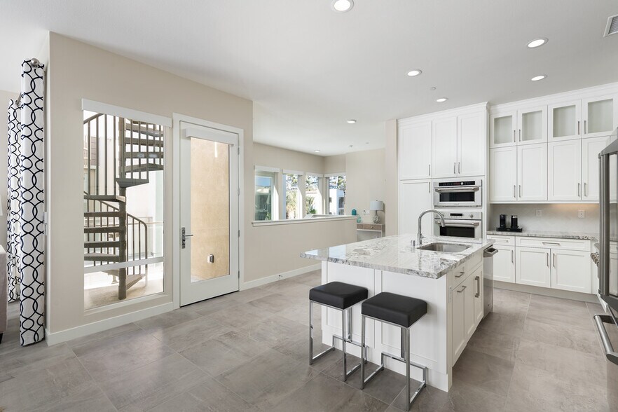 Building Photo - 2662 Doheny Way