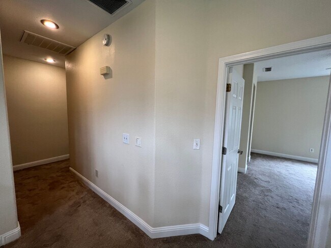 Building Photo - Gorgeous Private large lot in Rocklin!