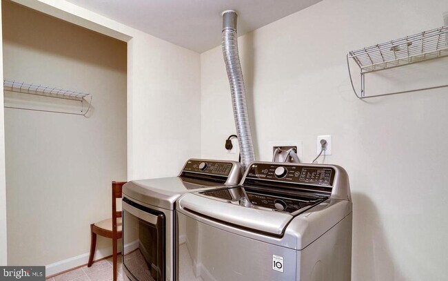 Building Photo - 1601 Colonial Hills Dr