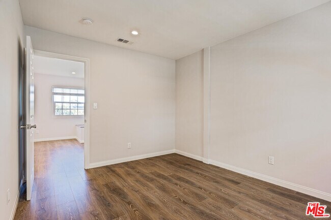 Building Photo - 1112 Ocean Park Blvd