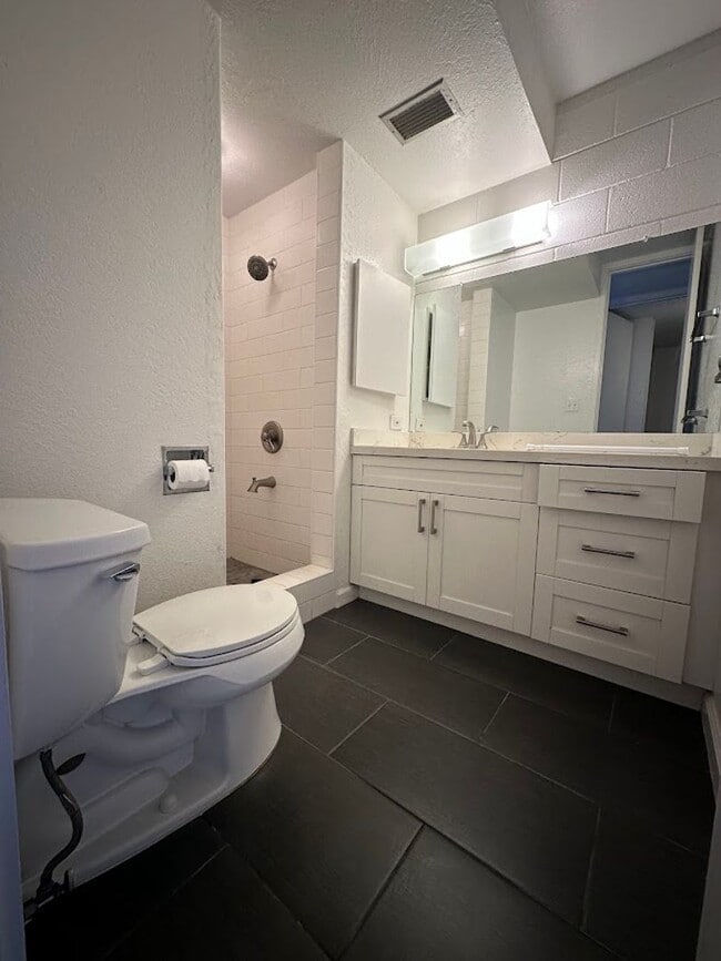 Building Photo - The Continental 2 bedroom, 1 bath, 1 assig...